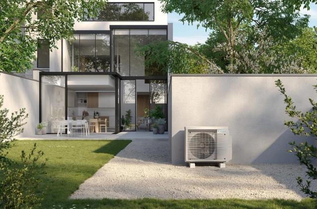 Agregat exterior Daikin multisplit instalat în curtea unei case